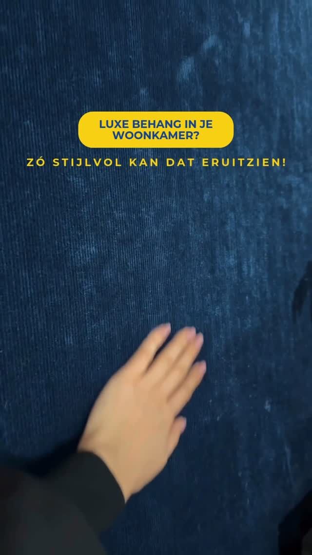 Wat begint in het boek, eindigt op de muur. Een staal in een boek zegt vaak al genoeg. Maar pas als het écht op de wand zit, zie je wat het doet in de ruimte.In deze woonkamer is gekozen voor textielwandbekleding van @artewalls: de Lush Tinneroy 29500. Geen standaard muurtje, maar een wand die direct warmte, diepte en karakter toevoegt — precies wat jouw woonkamer nodig heeft.Waarom deze keuze?✔️ Ribfluweel met een zachte structuur✔️ Luxe uitstraling, voelt warm aan✔️ Brengt rust én sfeer zonder te overheersenZit jij ook met een ‘twijfelmuur’ in huis?Wij denken met je mee. Van advies tot uitvoering — helder, praktisch en strak uitgevoerd.#wandafwerking #artewalls #textielbehang #woonkamerinspiratie #tvwand #interieurinspiratie #woonkamerinspiratie  #bvawww #vakmanschap