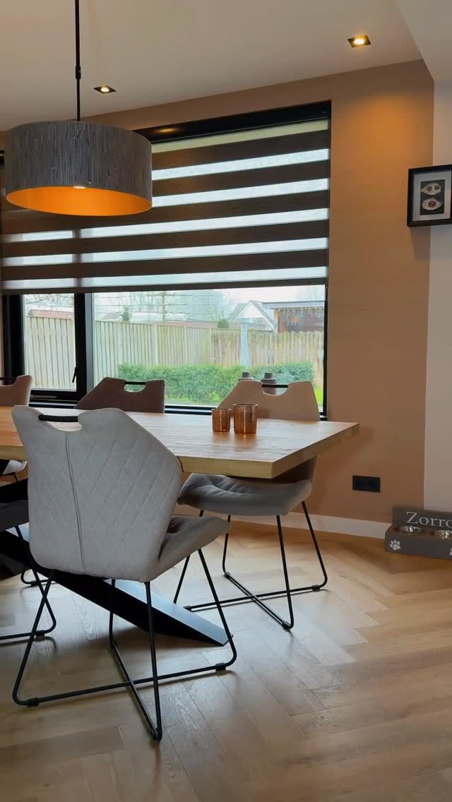 Zeg eens eerlijk… hoe vaak heb je die ene kale wand al aangekeken en gedacht: dit kan beter?

De eethoek is vaak het hart van je woning. Hier kom je samen, eet je uitgebreid of drink je nog een laatste kop koffie. En juist daarom verdient deze plek nét dat beetje extra aandacht.

Of je nu midden in een verbouwing zit of gewoon iets nieuws wilt — met de juiste wandafwerking maak je het verschil.

In deze ruimte is gekozen voor een luxe wandafwerking die perfect past bij de sfeer van het interieur. Om het juist iets wat rustiger te maken in de woning, maar wel een hele andere ruimte te creëren. De keuze viel op het behang Dupion uit de Kami-collectie van @artewalls, in de kleur 87211.

En precies dát is de kracht van goede wandbekleding. Het maakt de ruimte af. Het zorgt voor warmte, karakter én het geeft je interieur die unieke uitstraling die past bij wie jij bent.

Waarom dit behang?
✨ De subtiele textuur zorgt voor extra diepte.
✨ De lichte glans geeft de ruimte een chique uitstraling.
✨ En de warme tint maakt het meteen een sfeervol geheel.

Ben jij net verhuisd, volop aan het verbouwen of gewoon die ene kale wand zat?
Wij denken graag met je mee. Van materiaaladvies tot het strak aanbrengen van het mooiste behang — bij Bert van Aalst BV regelen we het. 💬

#wandafwerking #luxewandbekleding #artewalls #interieurinspiratie #eethoekinspiratie #woonkamerinspiratie #particuliereklant #vakmanschap #bvawww