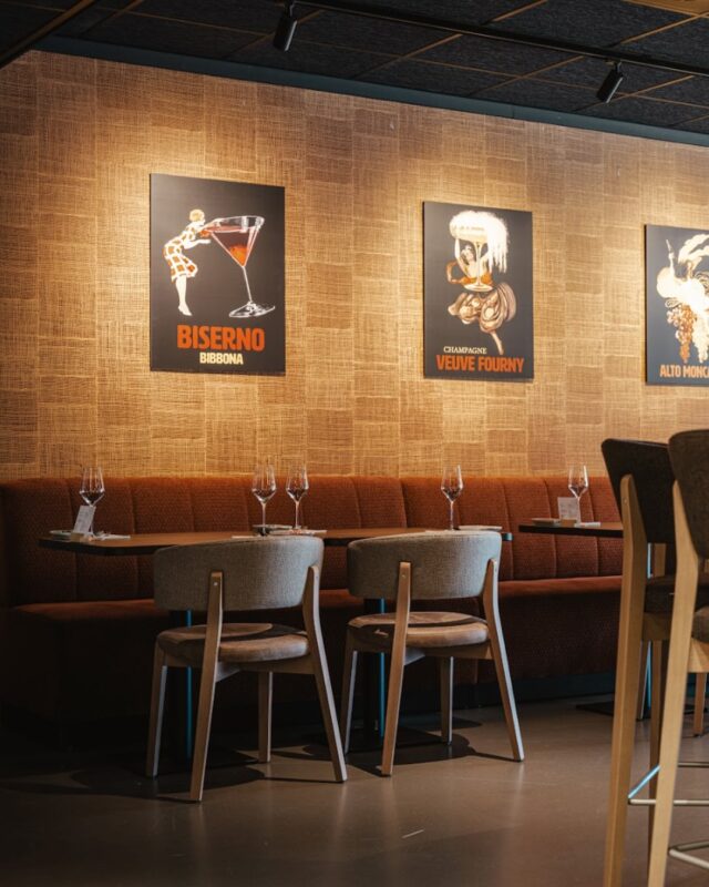 In samenwerking met Studio Hans Kuijten @hans.kuijten hebben we bij Gastrovino Girasole in Nuenen een prachtige opdracht uitgevoerd.

Voor dit project werkten we met:
▪️ Arte / Pandan / 34106 – zwart behang
▪️ Élitis / Cordes Sensibles / Carrés Jalonnés / VP 996_11 – créme met oranje op de kolommen
▪️ Arte / Essentials Totem / Rabane 70 cm 18923 – oranje/bruin in blokken met lijsten

Een mooi voorbeeld van hoe verschillende structuren en materialen samen een krachtig geheel vormen.

Fotografie: Peter Baas 📸 @peter_baas_photography

#bvawww