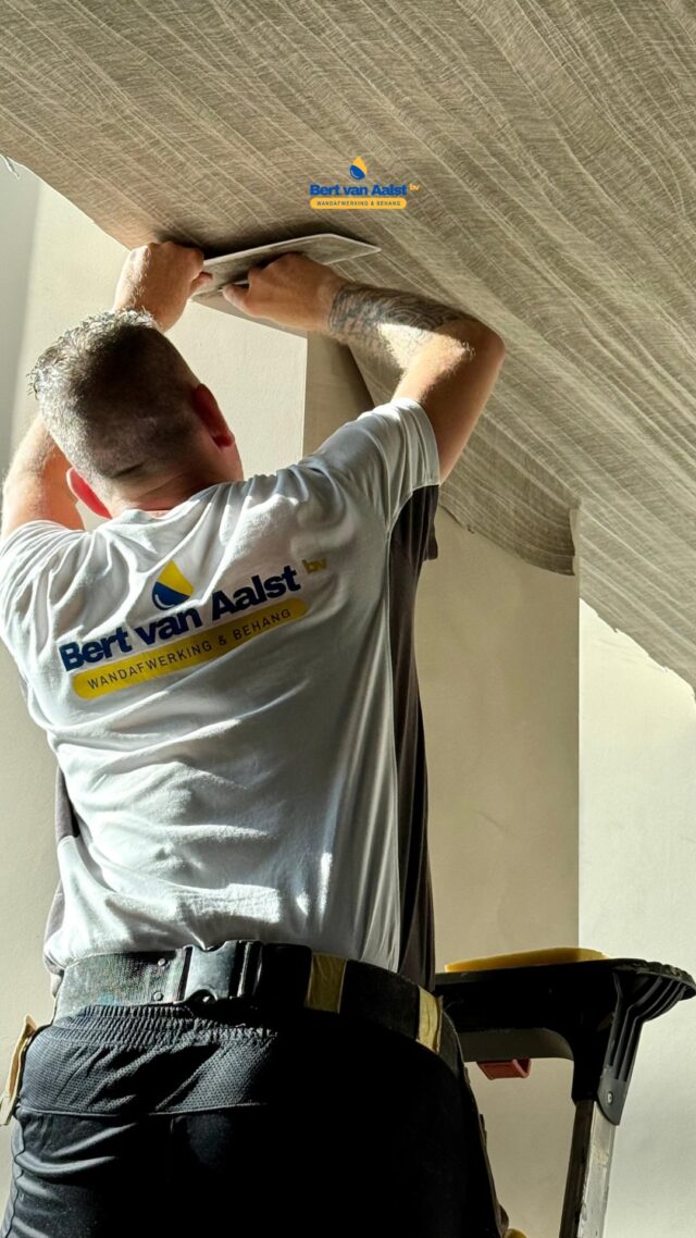 Een plafond. Meer sfeer dan je ooit had gedacht. Ja echt!

Het is misschien niet de eerste plek waar je aan denkt… maar juist op het plafond kan wandbekleding het verschil maken. Denk aan: warmte, diepte en een echt afgemaakt interieur.

Of je nu een nieuwbouwhuis hebt of een bestaande ruimte wilt aanpakken: wij helpen je bij het kiezen, combineren én vakkundig aanbrengen.

Op dit plafond zie je de prachtige wandbekleding van @tissagemahieu_nl 

📚 Behang op je plafond? We laten je graag de mogelijkheden zien, gewoon bij ons aan tafel in de mooiste behandboeken.

#bvawww #wijzijnbert
