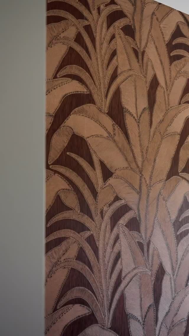 Voor dit project werkten we samen met Linda Lagrand Interior Design, die het interieur tot in detail had uitgedacht.

Onze rol? Zorgen dat de gekozen wandbekleding precies zo werd aangebracht als bedoeld.
In deze slaapkamer viel de keuze op @artewalls - Manila Botanic 64502, een ontwerp dat warmte en een vleug natuur toevoegt zonder onrustig te worden.

De wandbekleding is volledig afgestemd op het interieurontwerp en per ruimte zorgvuldig gekozen.
Aan ons de taak om het naadloos op elkaar aan te laten sluiten, in kleur, materiaal én vooral de afwerking.

Echt precisiewerk.

Werk jij als interieurontwerper aan een plan waar details tellen of ben je particulier en ben je enieuwd wat wandbekleding kan doen voor jouw woning?

We denken graag met je mee, van materiaalkeuze tot uitvoering. 🤝

#bvawww